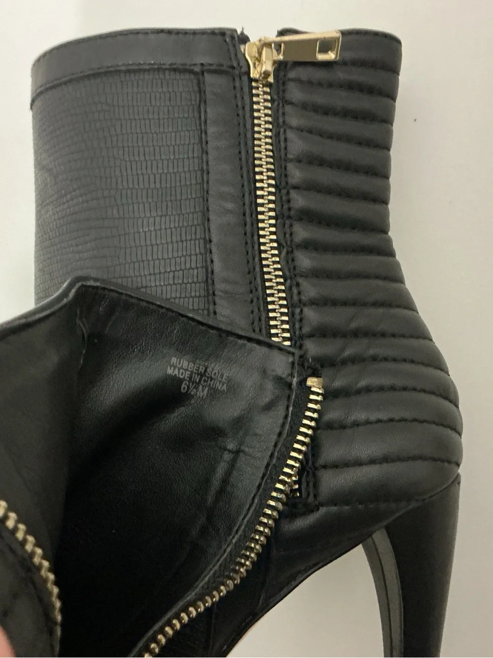 Ann Taylor Women Black Leather Kitsie side zip Ankle Bootie Size 6.5